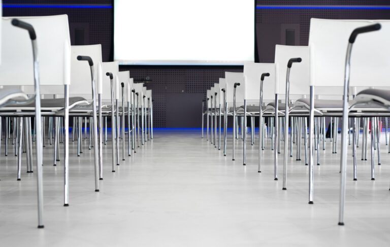 Jak powinna wyglądać organizacja konferencji dla firm?